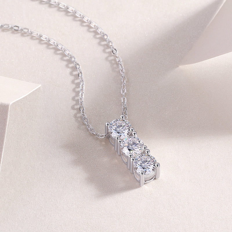 Round - A Fashionable And Luxurious Diamond Jewelry Pendant Set