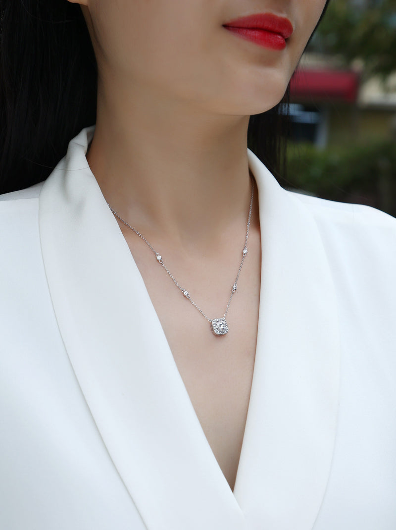 Flower Love - A Fashionable And Luxurious Diamond Jewelry Pendant Set