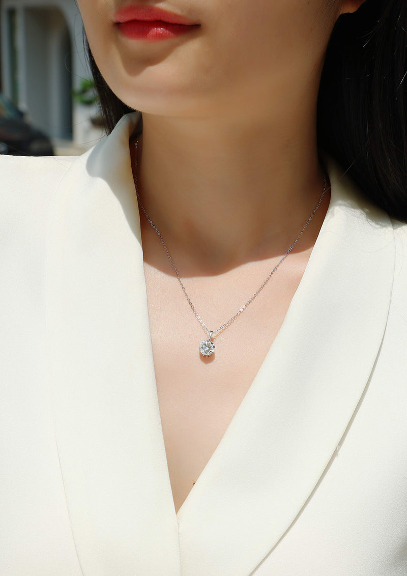 Star - A Fashionable And Luxurious Diamond Jewelry Pendant Set