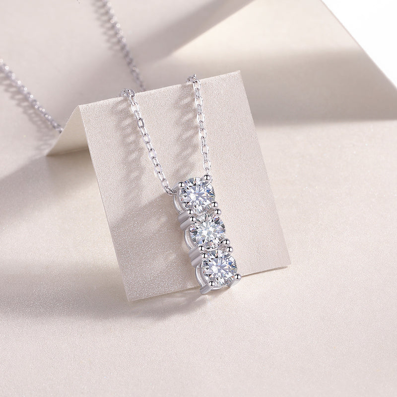 Round - A Fashionable And Luxurious Diamond Jewelry Pendant Set