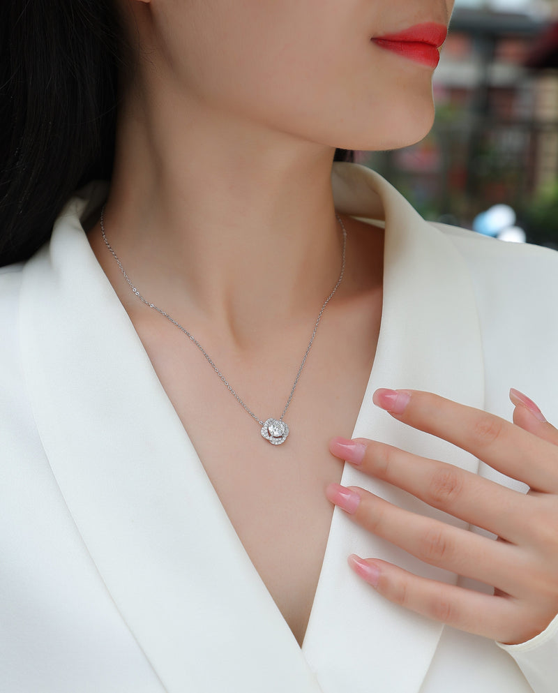 Lucky Flower - A Fashionable And Luxurious Diamond Jewelry Pendant Set