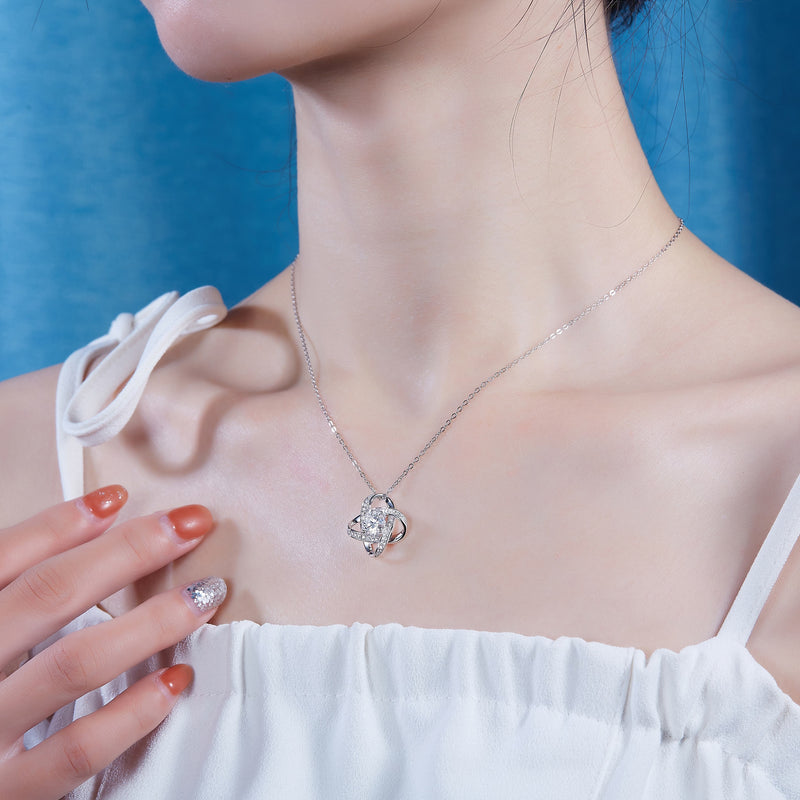 Reciprocating - A Fashionable And Luxurious Diamond Jewelry Pendant Set