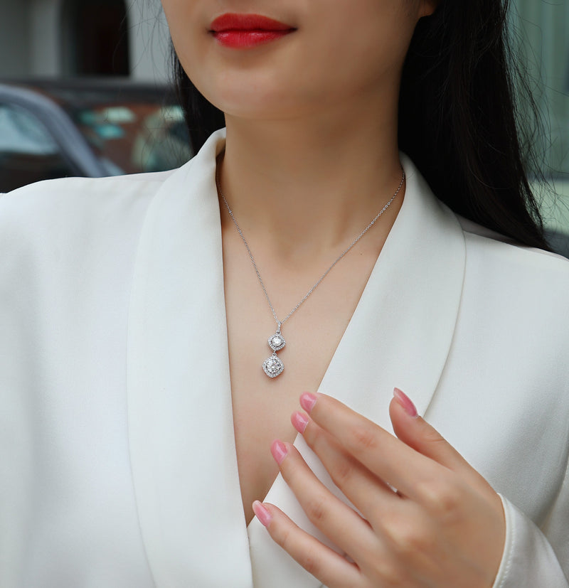 Snowy Wonderland - A Fashionable And Luxurious Diamond Jewelry Pendant Set