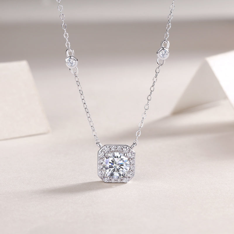 Flower Love - A Fashionable And Luxurious Diamond Jewelry Pendant Set