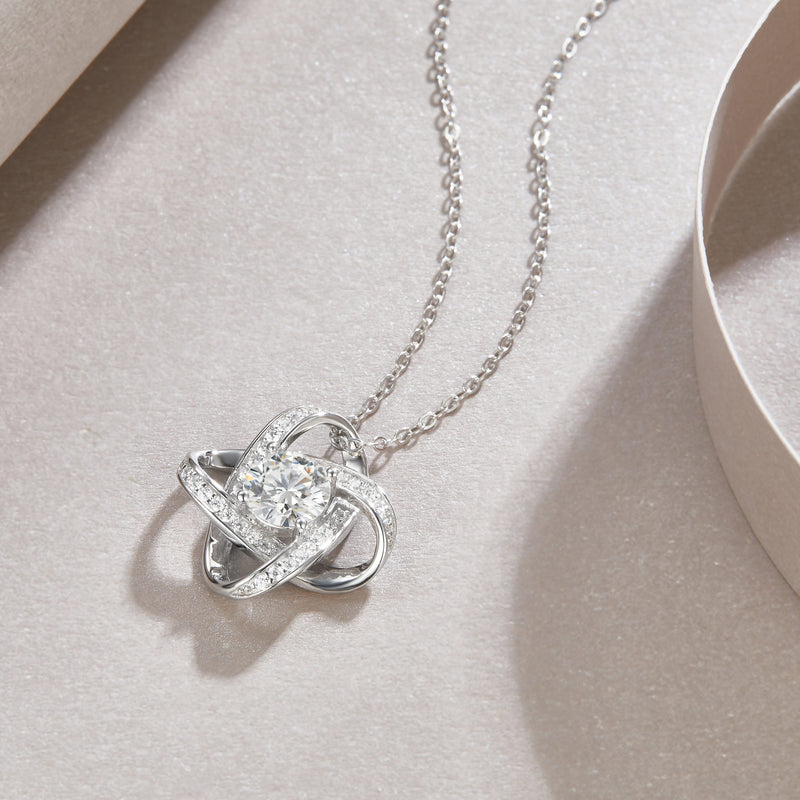Reciprocating - A Fashionable And Luxurious Diamond Jewelry Pendant Set