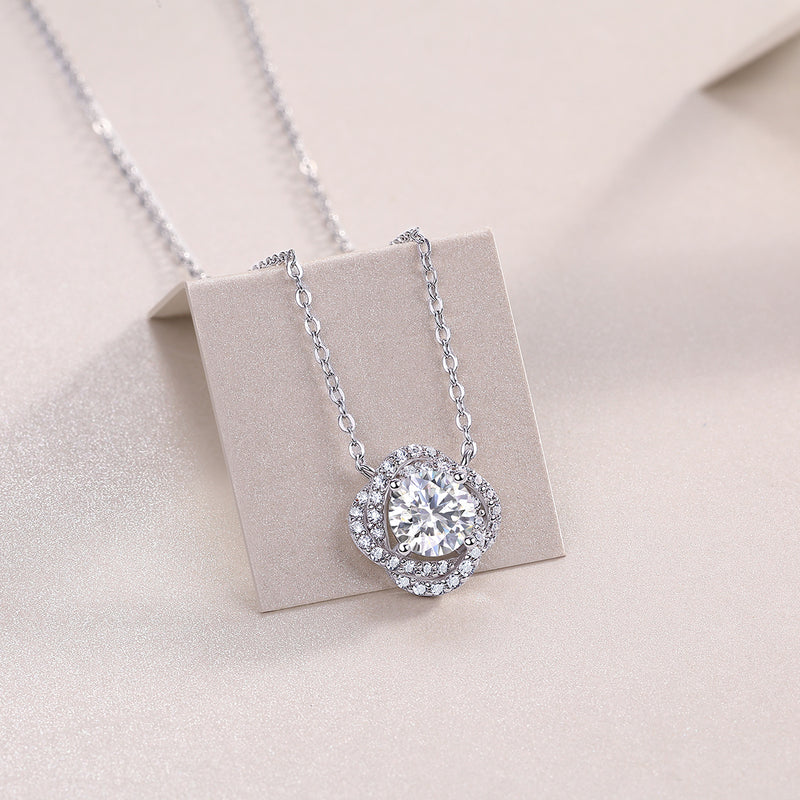 Lucky Flower - A Fashionable And Luxurious Diamond Jewelry Pendant Set