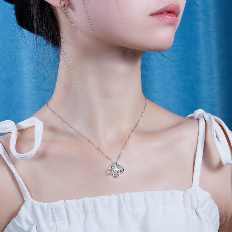 Reciprocating - A Fashionable And Luxurious Diamond Jewelry Pendant Set