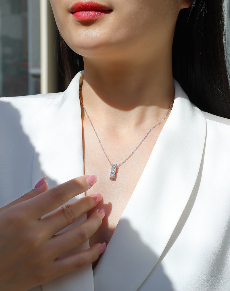 Round - A Fashionable And Luxurious Diamond Jewelry Pendant Set