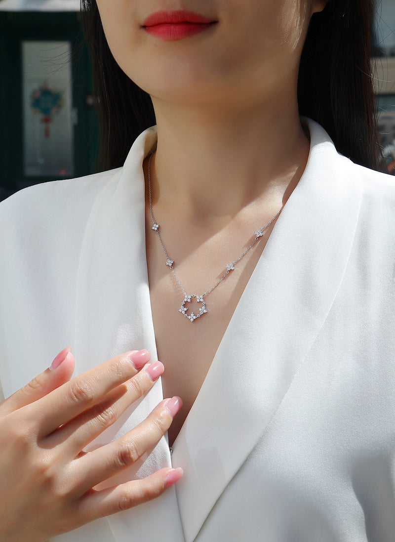 Iris - A Fashionable And Luxurious Diamond Jewelry Pendant Set