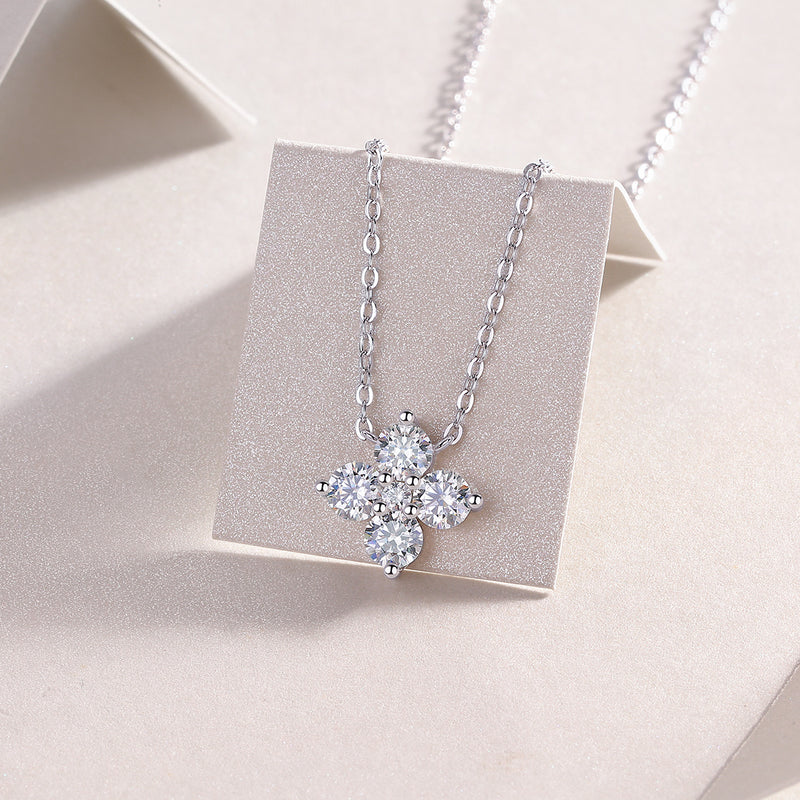 Lucky Four-leaf Clover - A Fashionable And Luxurious Diamond Jewelry Pendant Set