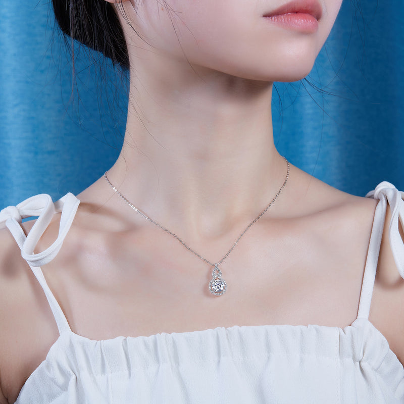 Curve - A Fashionable And Luxurious Diamond Jewelry Pendant Set