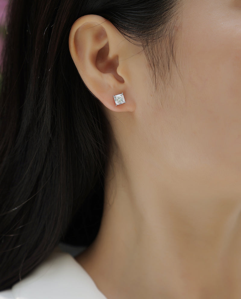 Unrestrained - A Fashionable And Luxurious Diamond Jewelry Piece Set