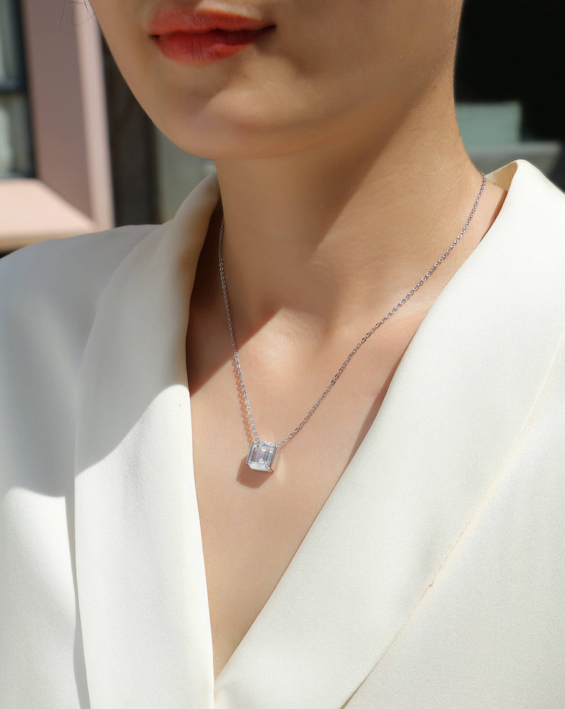 The Brilliance In A Small Space - A Fashionable Jewelry Pendant Set