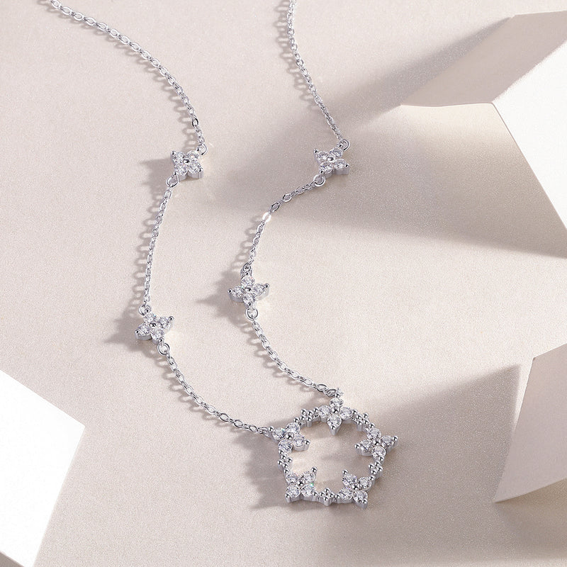 Iris - A Fashionable And Luxurious Diamond Jewelry Pendant Set