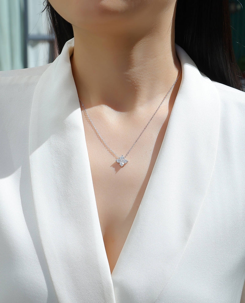 Lucky Four-leaf Clover - A Fashionable And Luxurious Diamond Jewelry Pendant Set