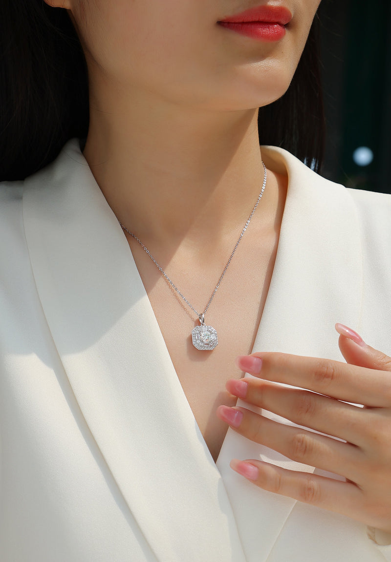 Small Square Bag - A Fashionable And Luxurious Diamond Jewelry Piece Set