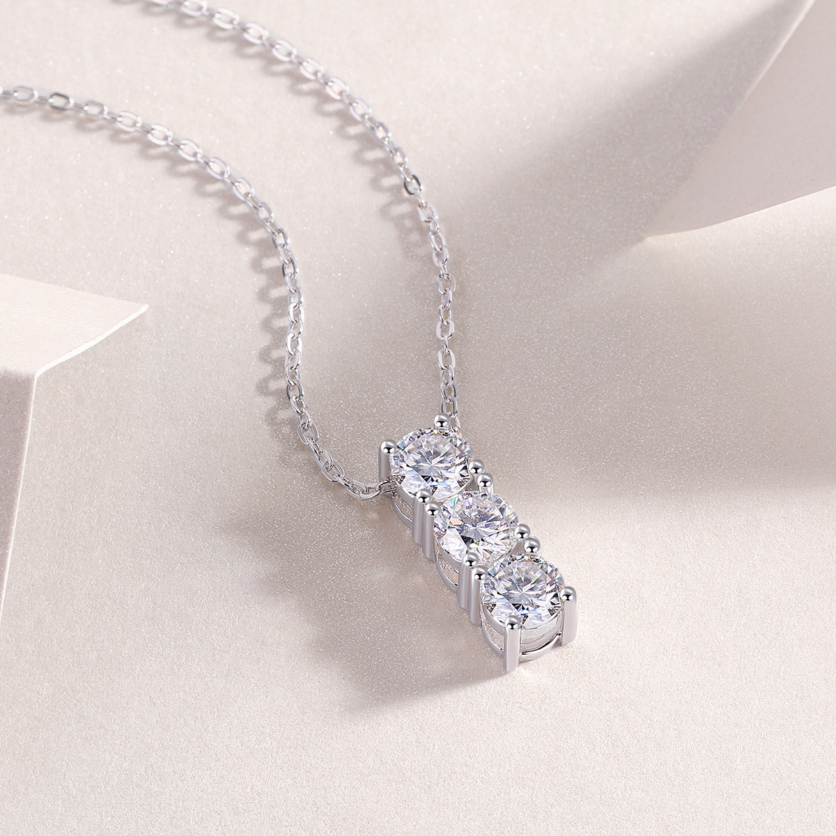 Round - A Fashionable And Luxurious Diamond Jewelry Pendant Set