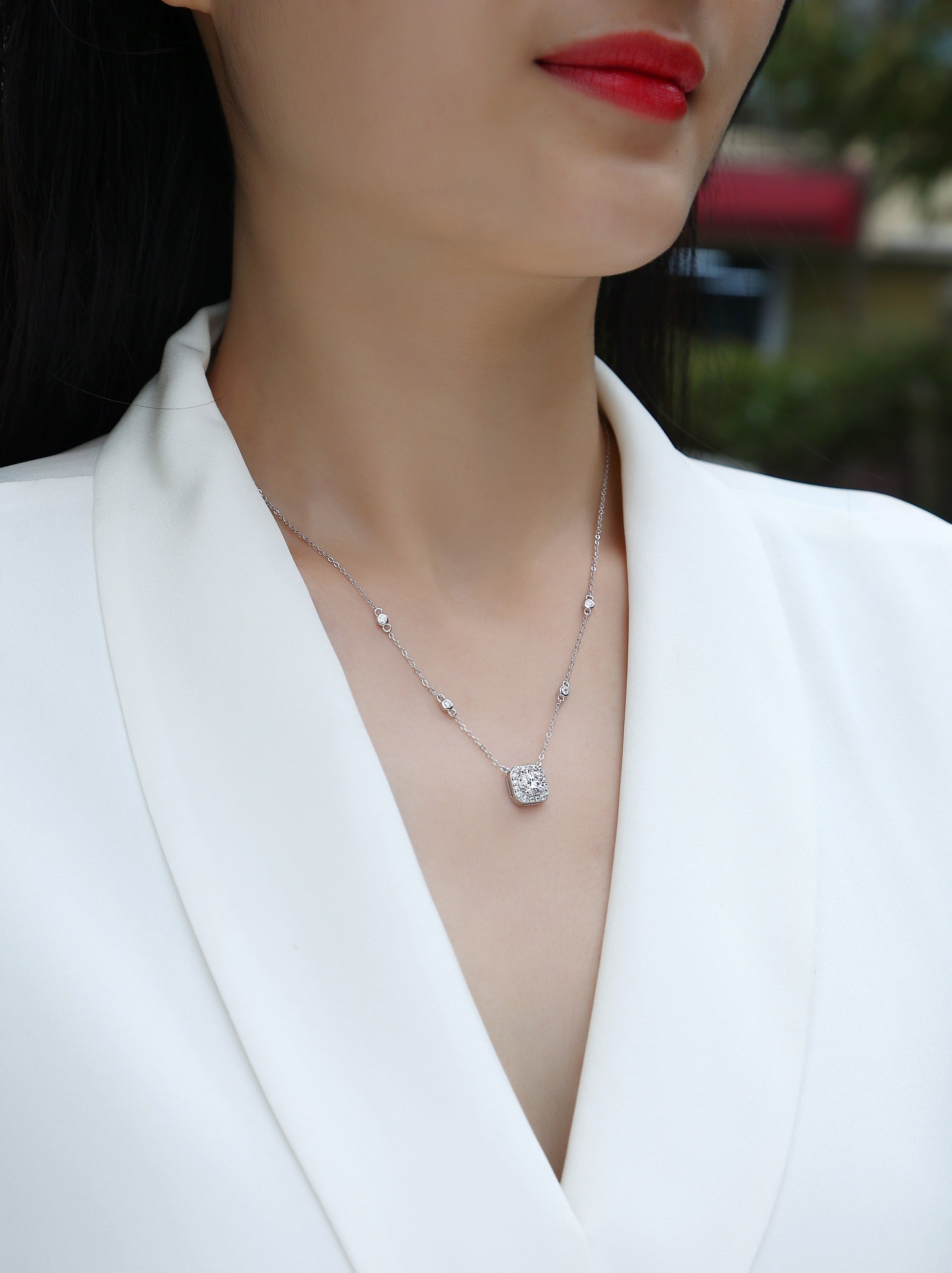Flower Love - A Fashionable And Luxurious Diamond Jewelry Pendant Set