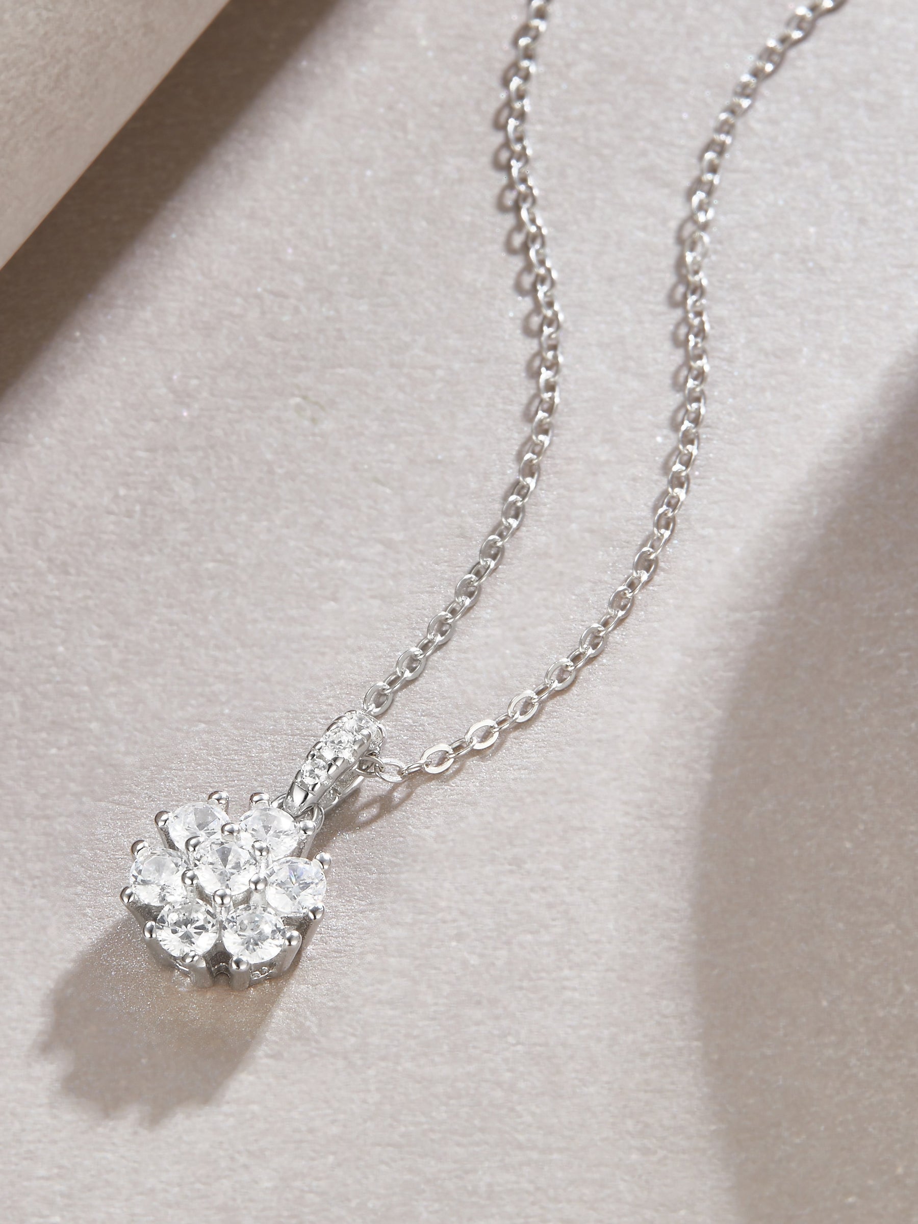Snowflake Dance - A Fashionable And Luxurious Diamond Jewelry Pendant Set