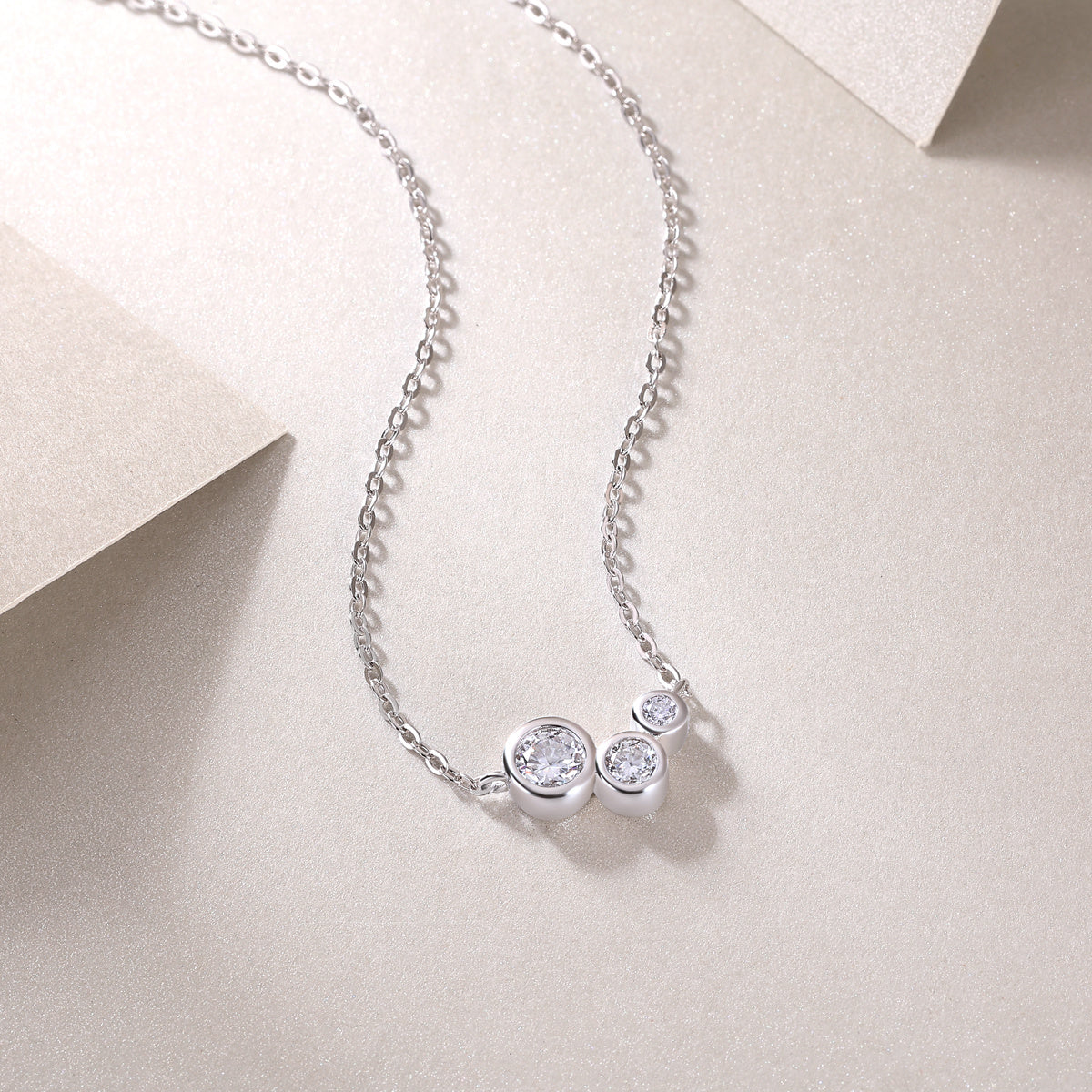 White Dew - A Fashionable And Luxurious Diamond Jewelry Pendant Set