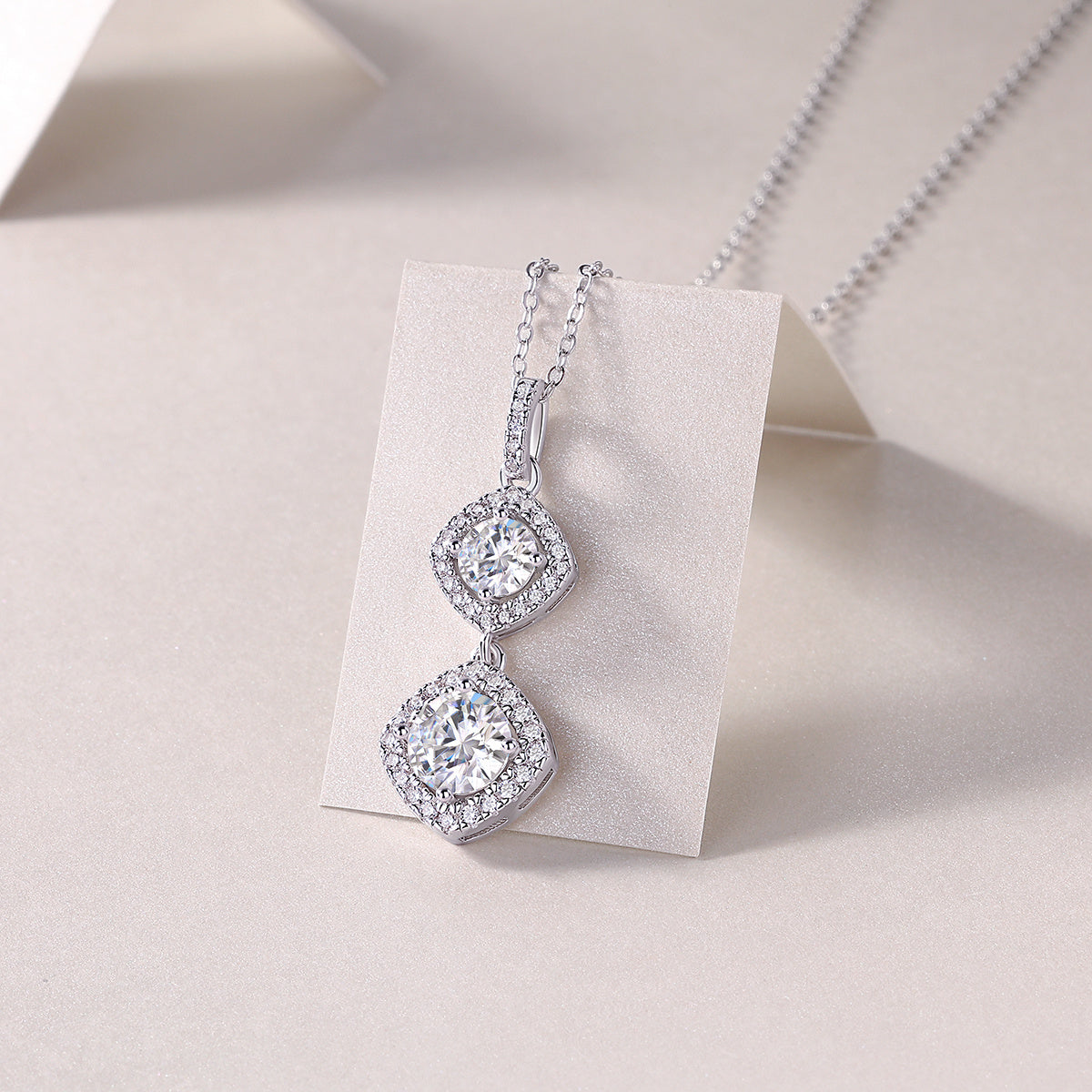 Snowy Wonderland - A Fashionable And Luxurious Diamond Jewelry Pendant Set