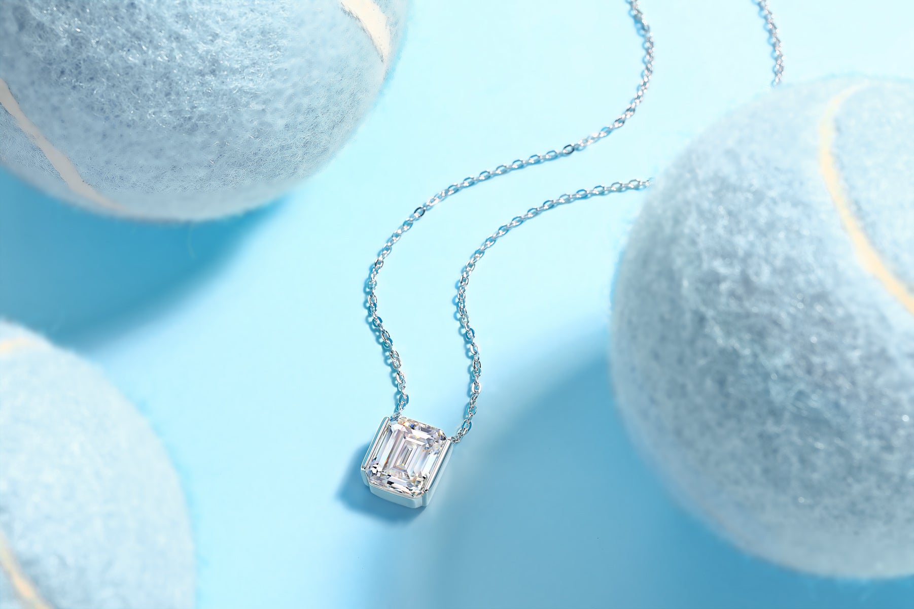The Brilliance In A Small Space - A Fashionable Jewelry Pendant Set