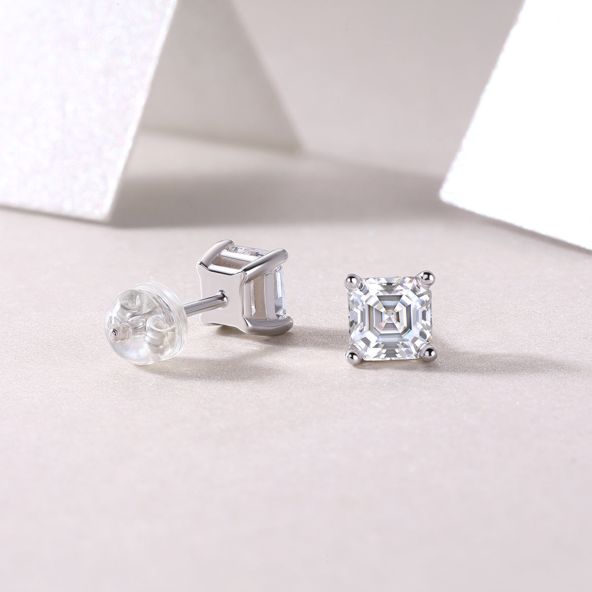 Unrestrained - A Fashionable And Luxurious Diamond Jewelry Piece Set