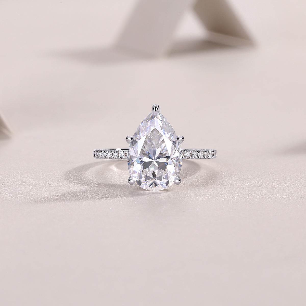 Light And Shadow - A Fashionable Diamond Jewelry Piece Set
