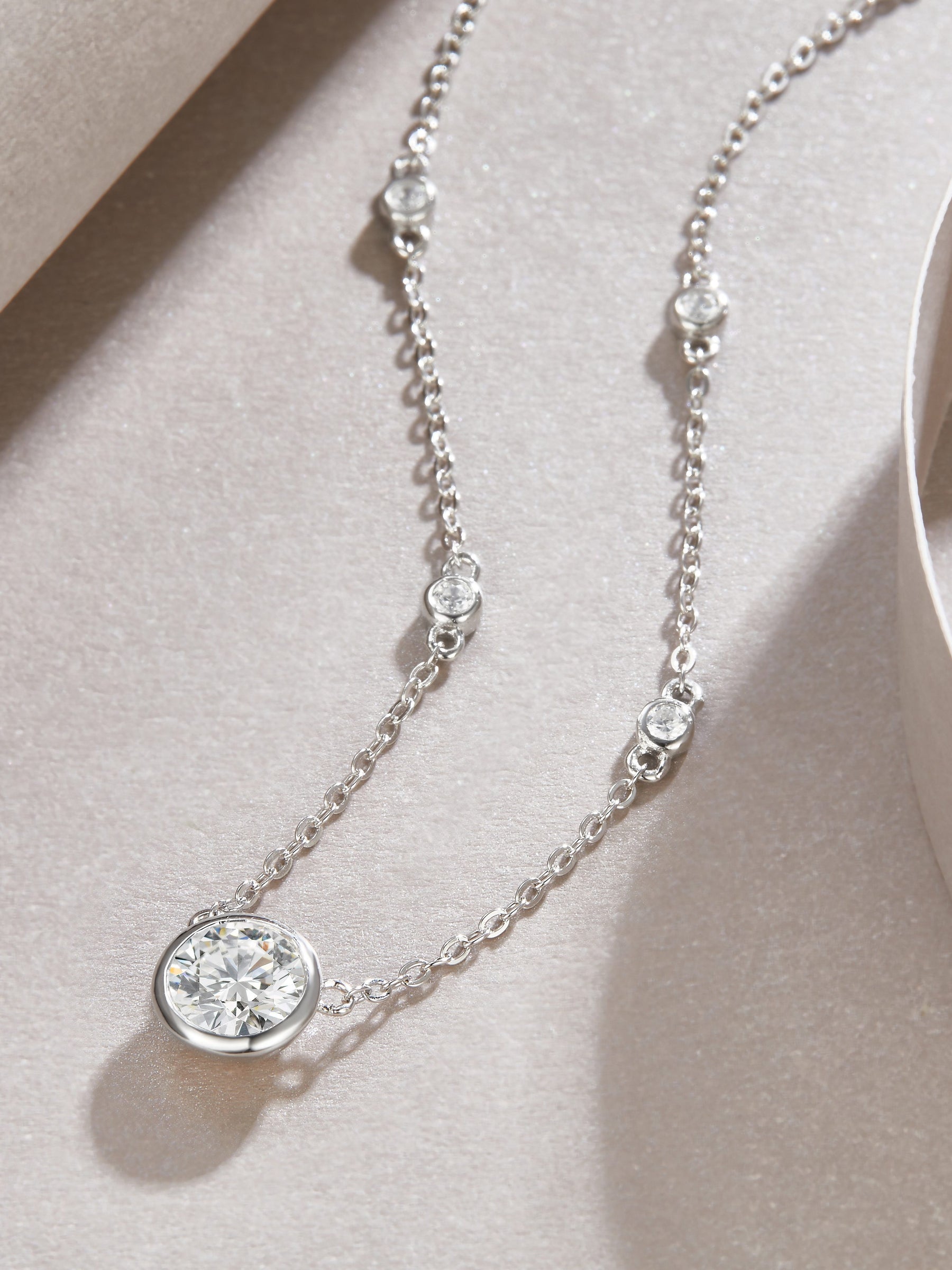 Natural Reverie - A Fashionable And Luxurious Diamond Jewelry Pendant Set