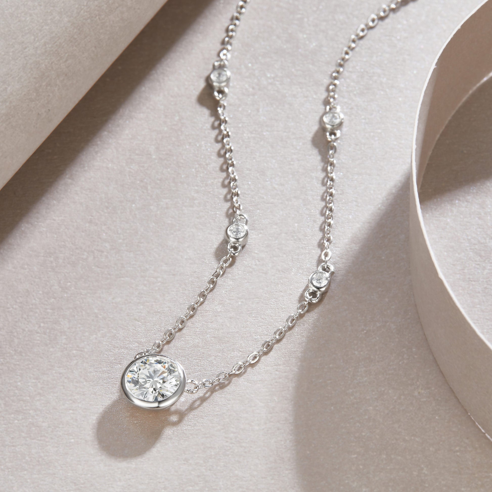 Natural Reverie - A Fashionable And Luxurious Diamond Jewelry Pendant Set