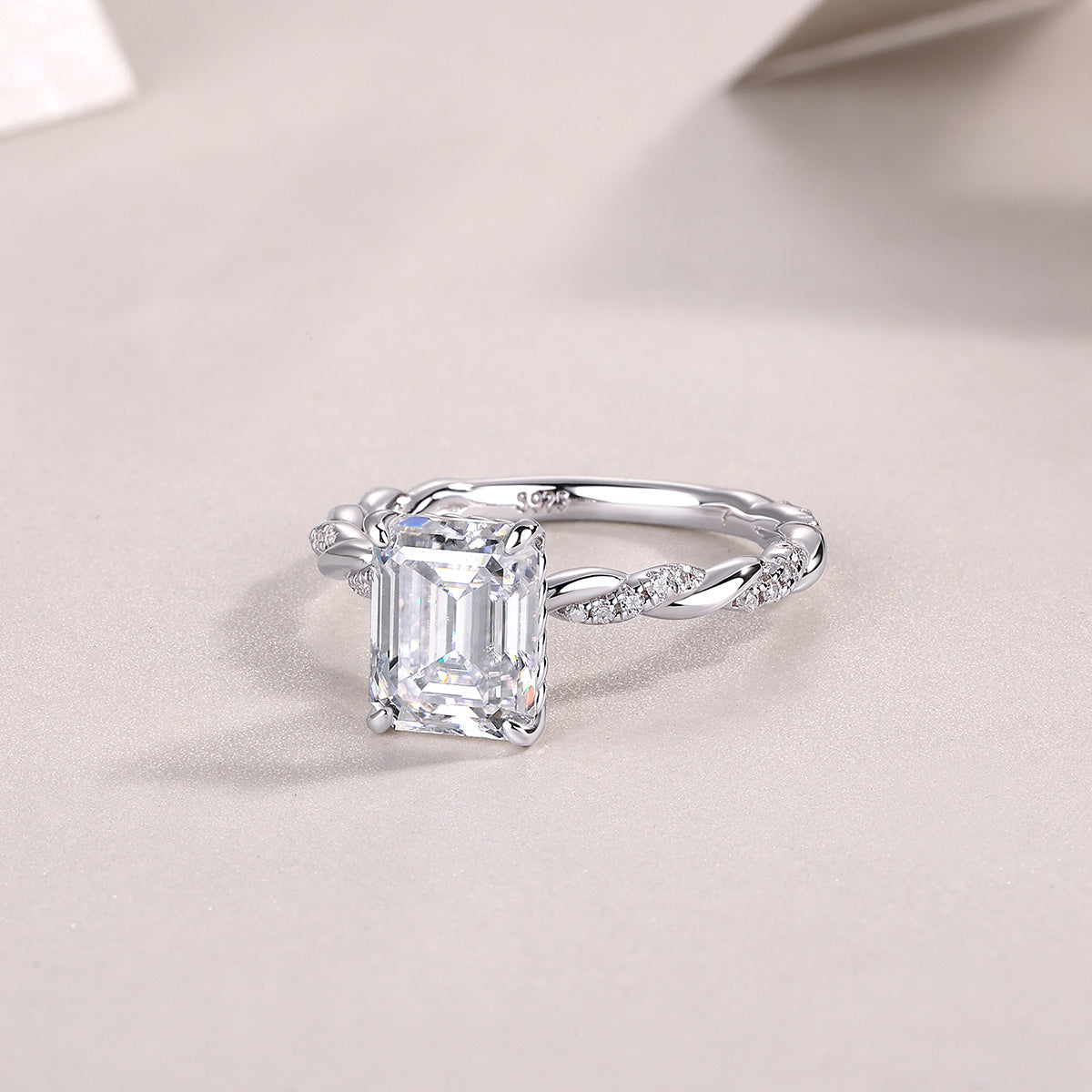 Chasing Light - A Fashionable Diamond Jewelry Piece Set