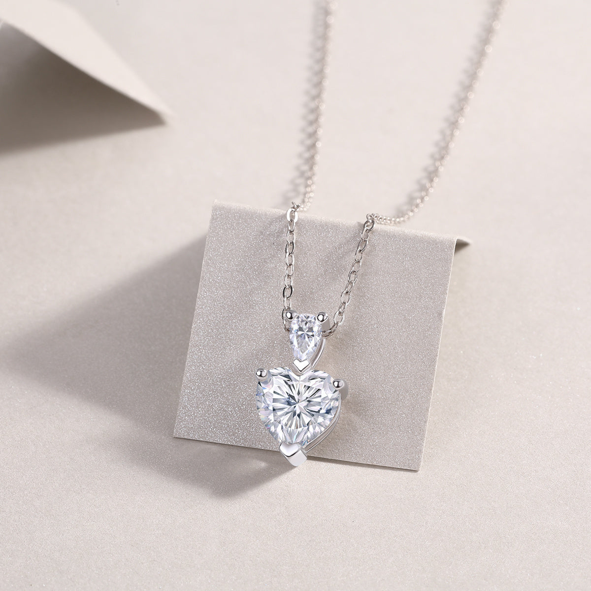 The Beloved Of The Heart - A Fashionable And Luxurious Diamond Jewelry Pendant Set
