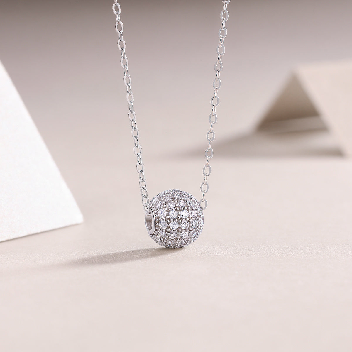 Meet At This Moment - A Fashionable And Luxurious Diamond Jewelry Pendant Set