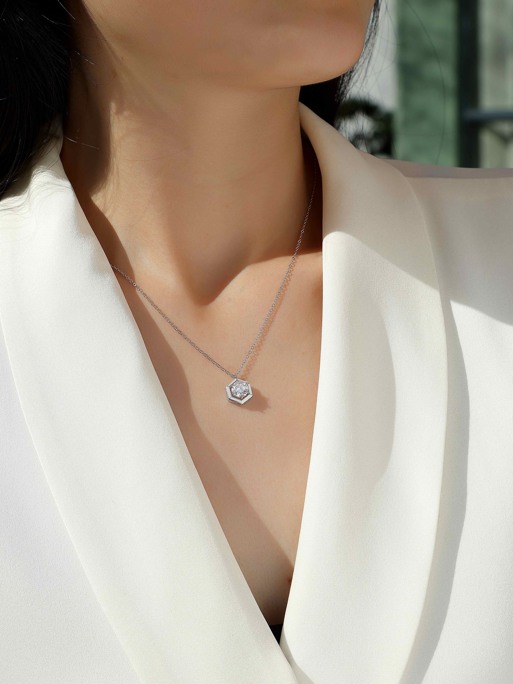 Geometric - A Fashionable And Luxurious Diamond Jewelry Pendant Set