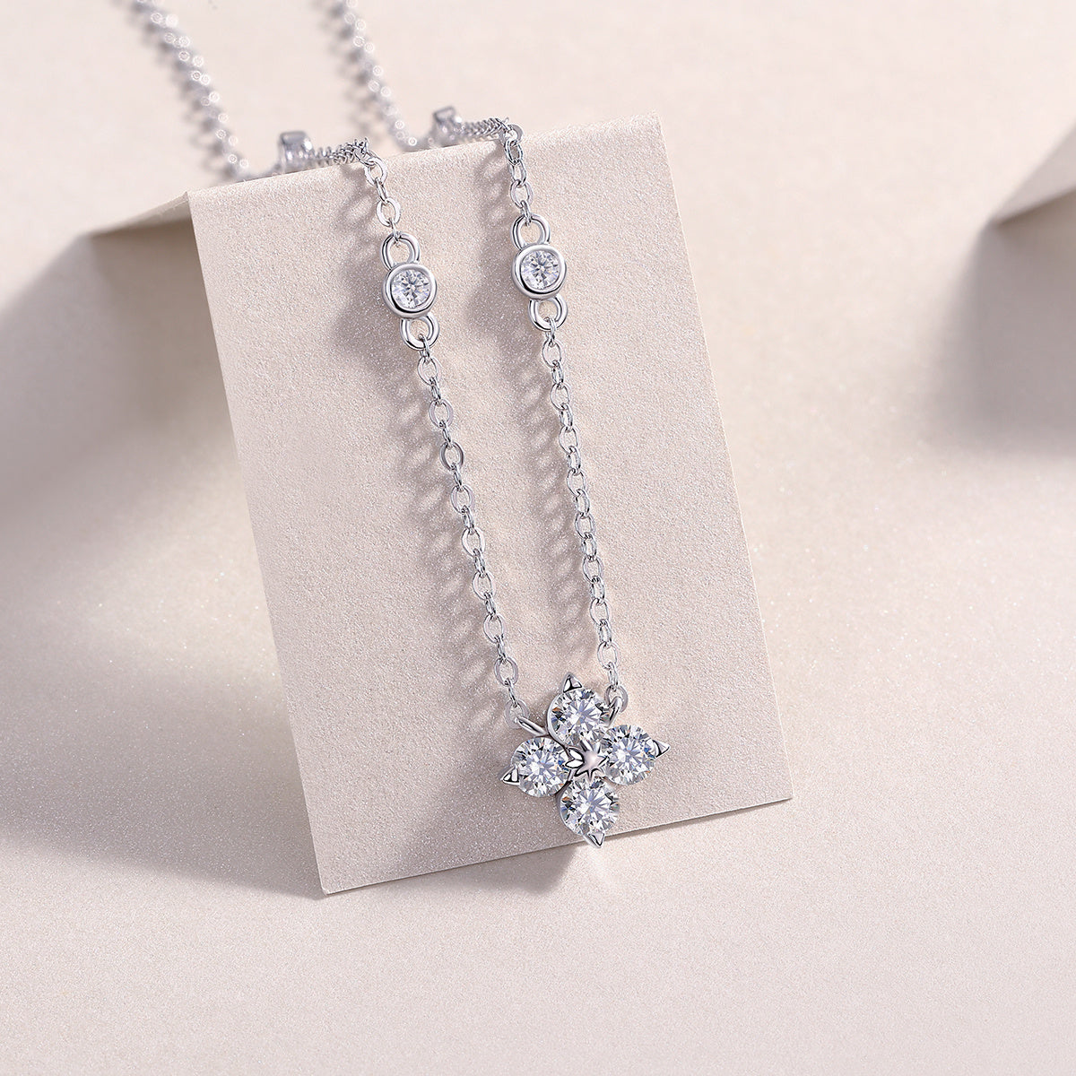 Sweetheart Halo - A Fashionable And Luxurious Diamond Jewelry Pendant Set