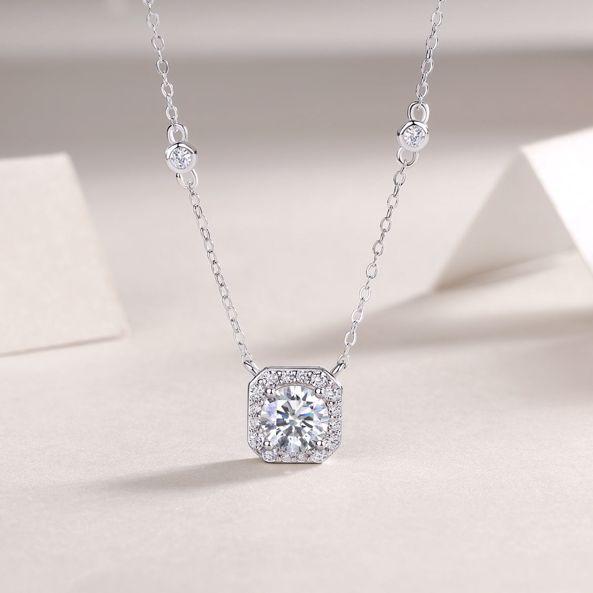 Flower Love - A Fashionable And Luxurious Diamond Jewelry Pendant Set