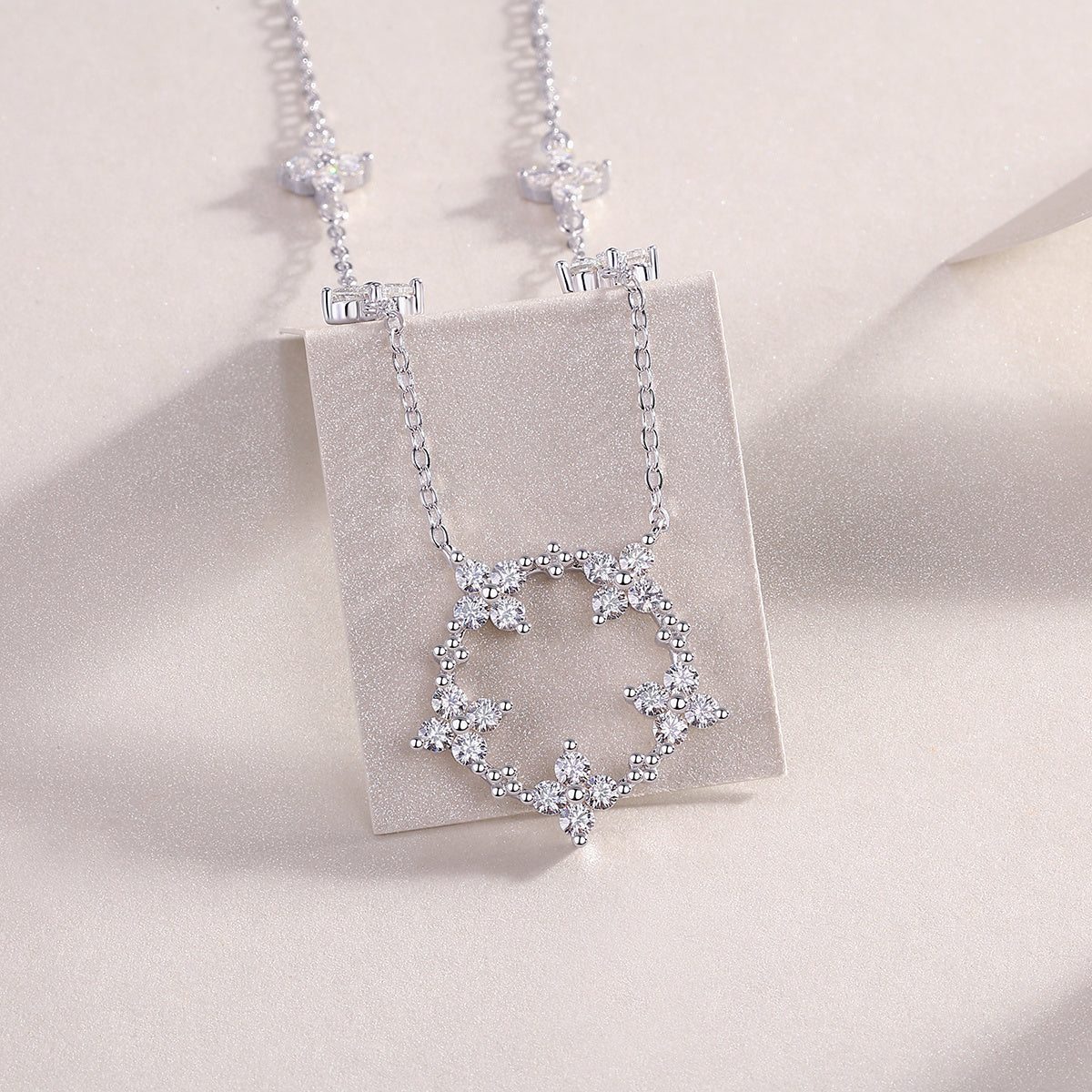 Iris - A Fashionable And Luxurious Diamond Jewelry Pendant Set