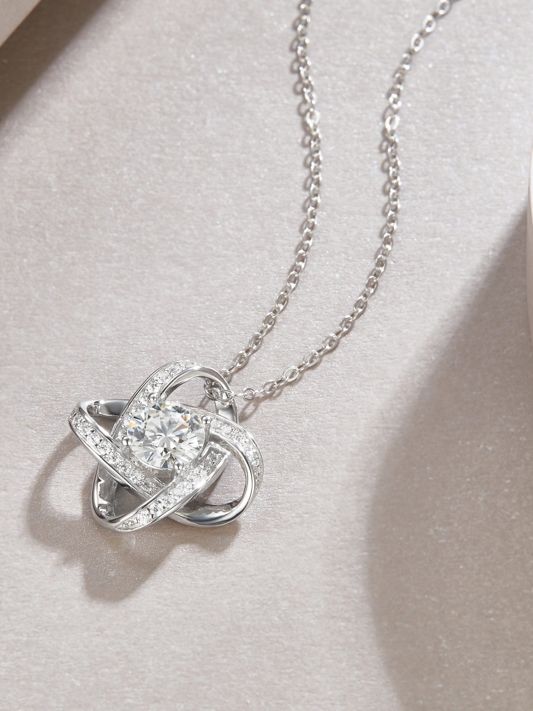 Reciprocating - A Fashionable And Luxurious Diamond Jewelry Pendant Set