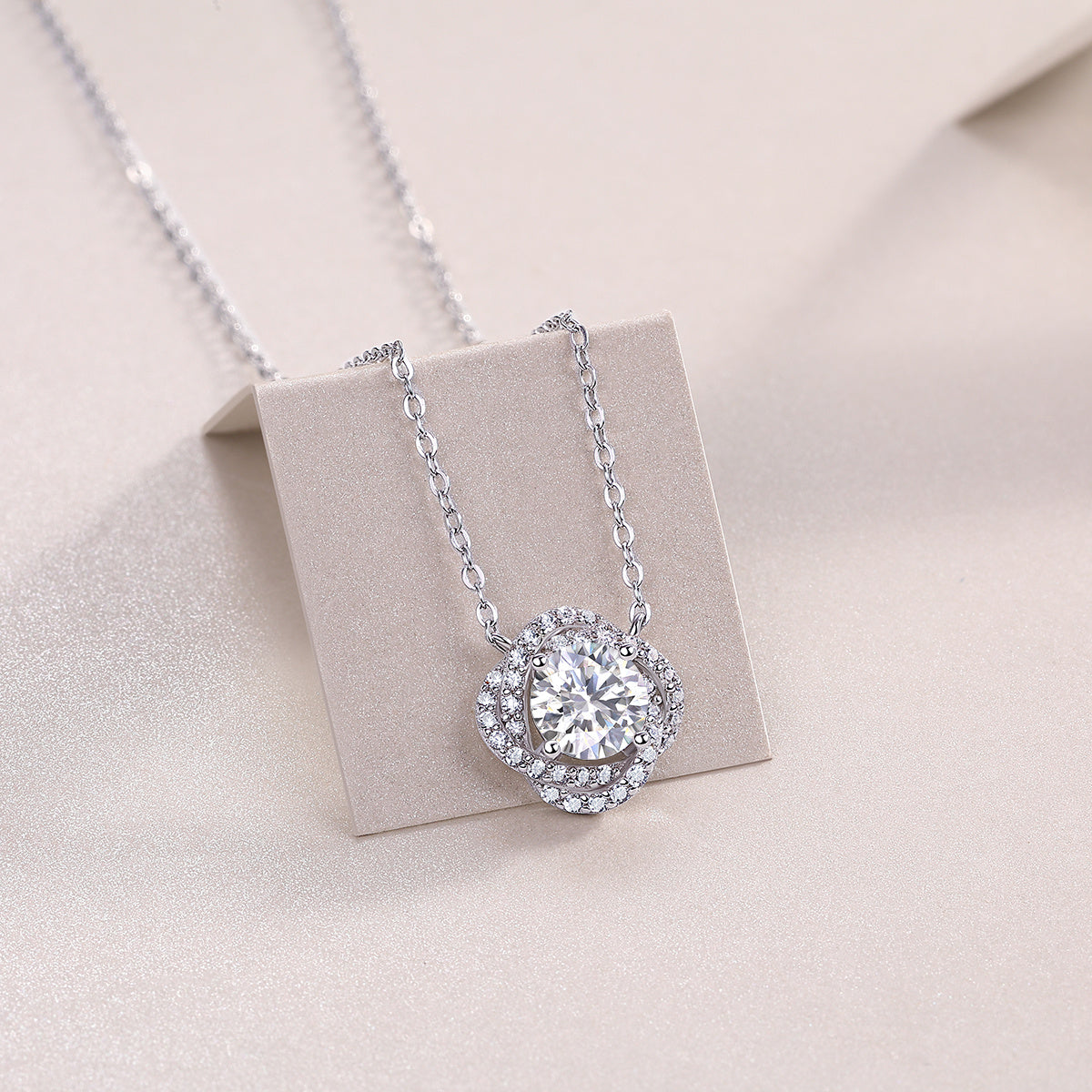Lucky Flower - A Fashionable And Luxurious Diamond Jewelry Pendant Set