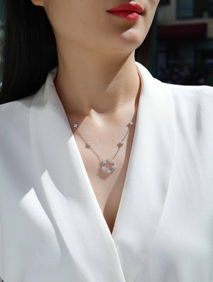 Iris - A Fashionable And Luxurious Diamond Jewelry Pendant Set