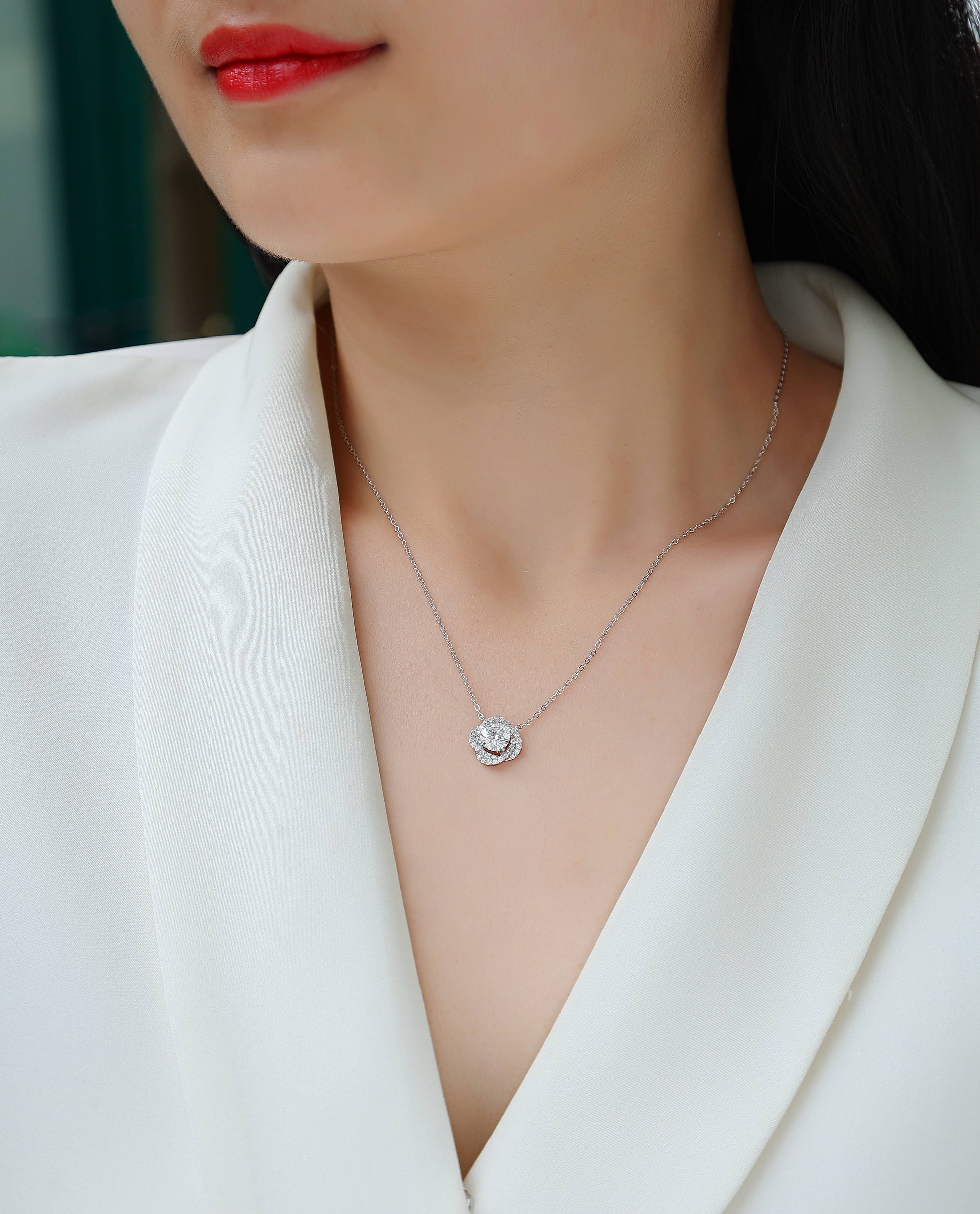 Lucky Flower - A Fashionable And Luxurious Diamond Jewelry Pendant Set