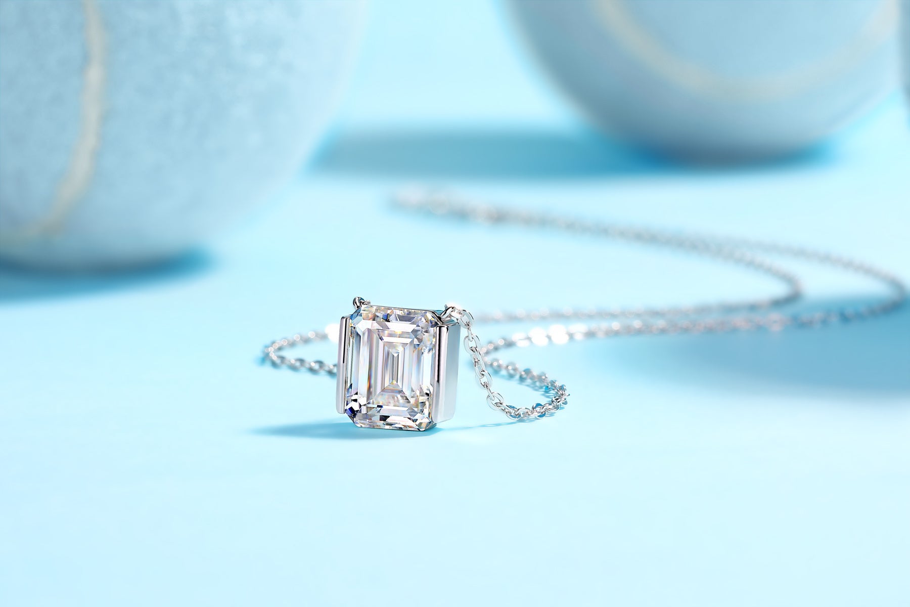 The Brilliance In A Small Space - A Fashionable Jewelry Pendant Set