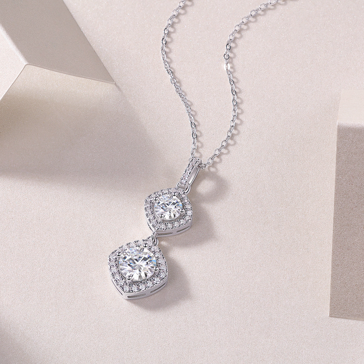 Snowy Wonderland - A Fashionable And Luxurious Diamond Jewelry Pendant Set