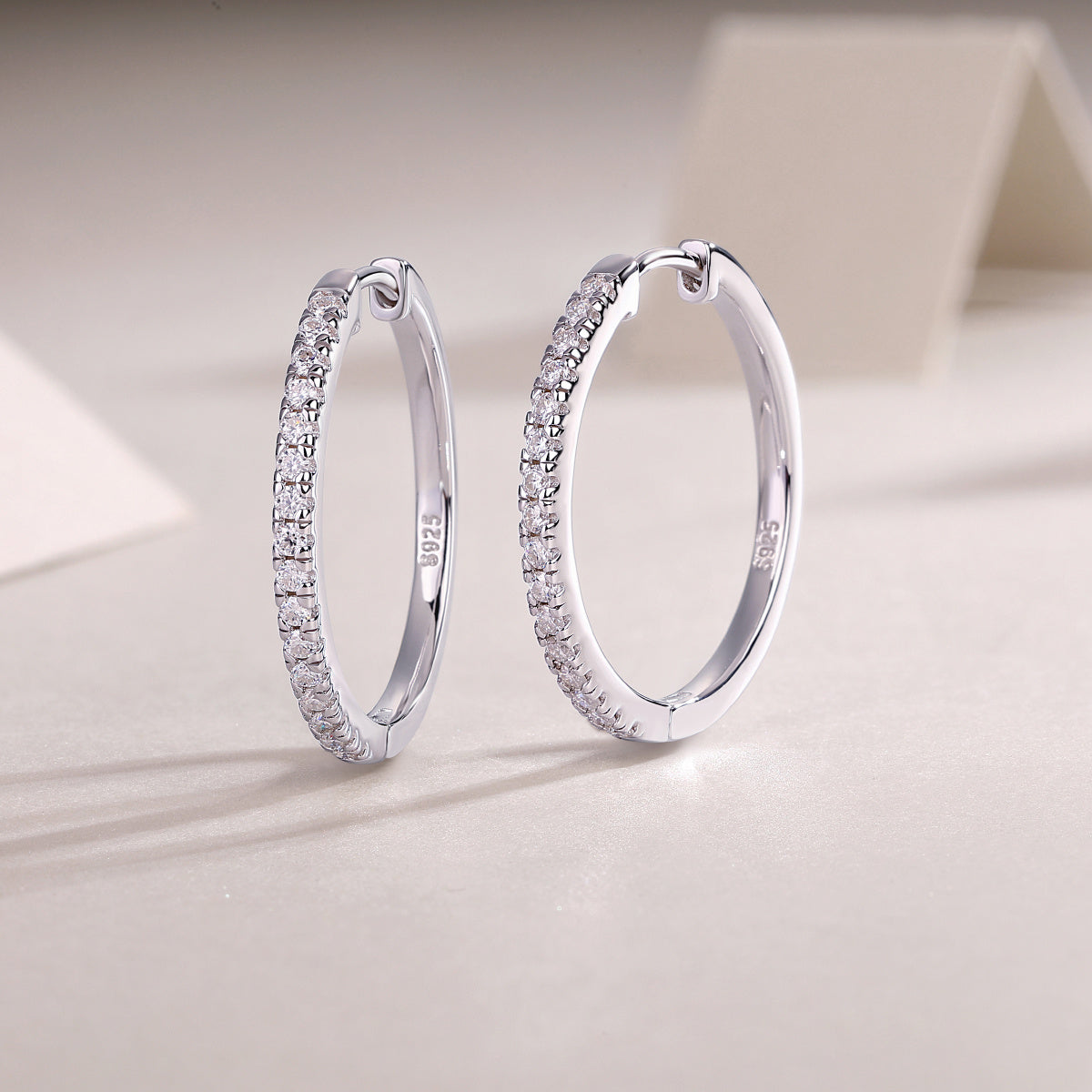 Yuedong Light - Fashionable And Luxurious Diamond Jewelry Pendant Set