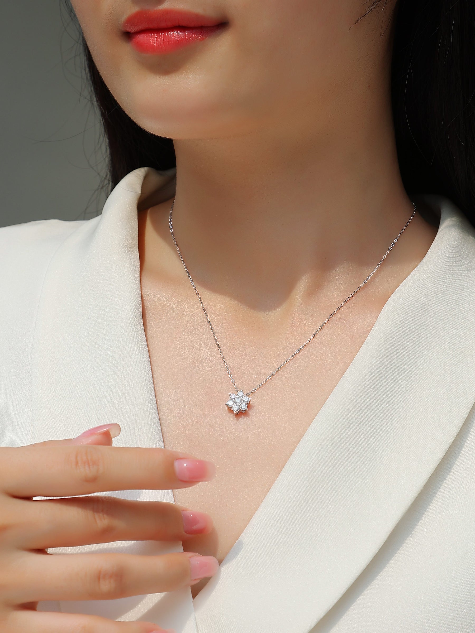 Snowflakes Fluttering - A Fashionable And Luxurious Diamond Jewelry Pendant Set