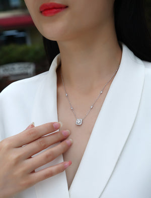 Flower Love - A Fashionable And Luxurious Diamond Jewelry Pendant Set