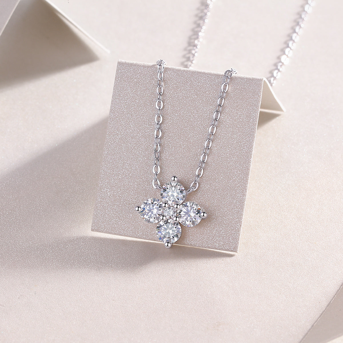 Lucky Four-leaf Clover - A Fashionable And Luxurious Diamond Jewelry Pendant Set