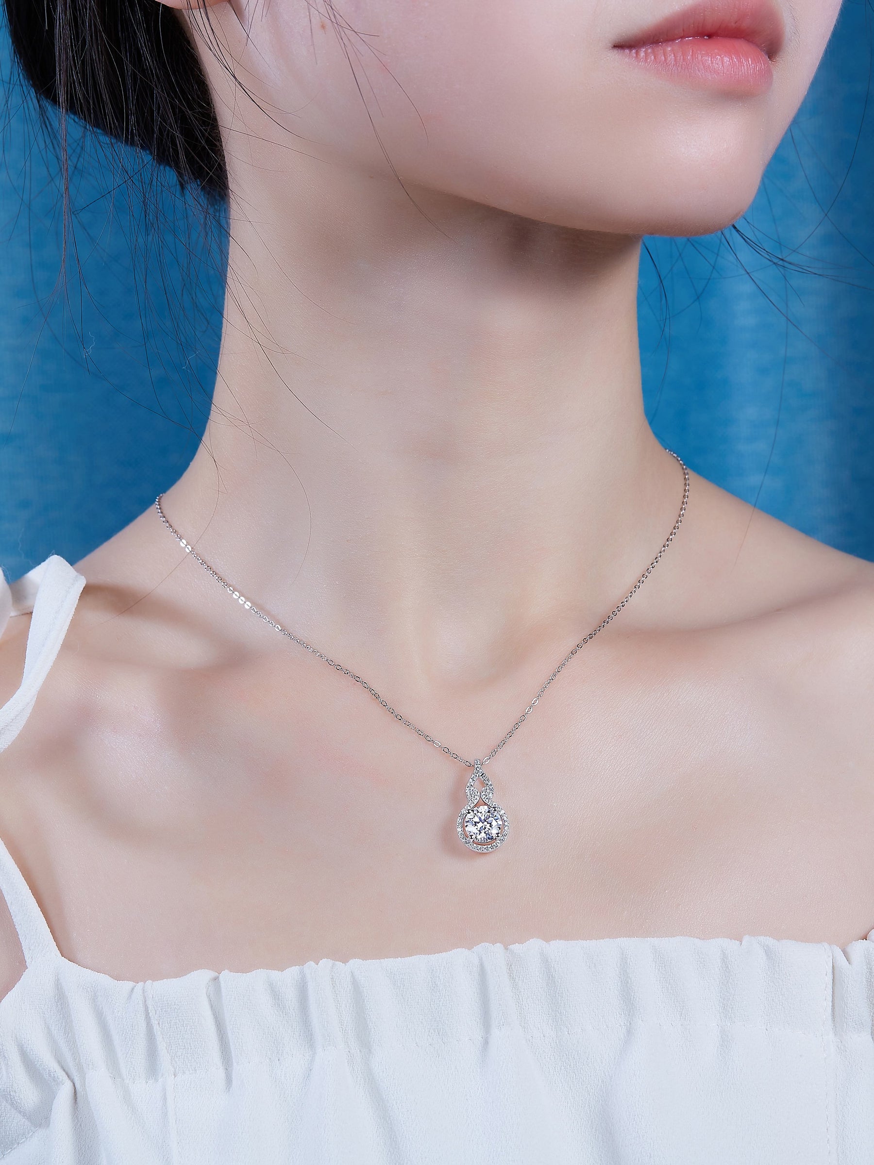 Curve - A Fashionable And Luxurious Diamond Jewelry Pendant Set