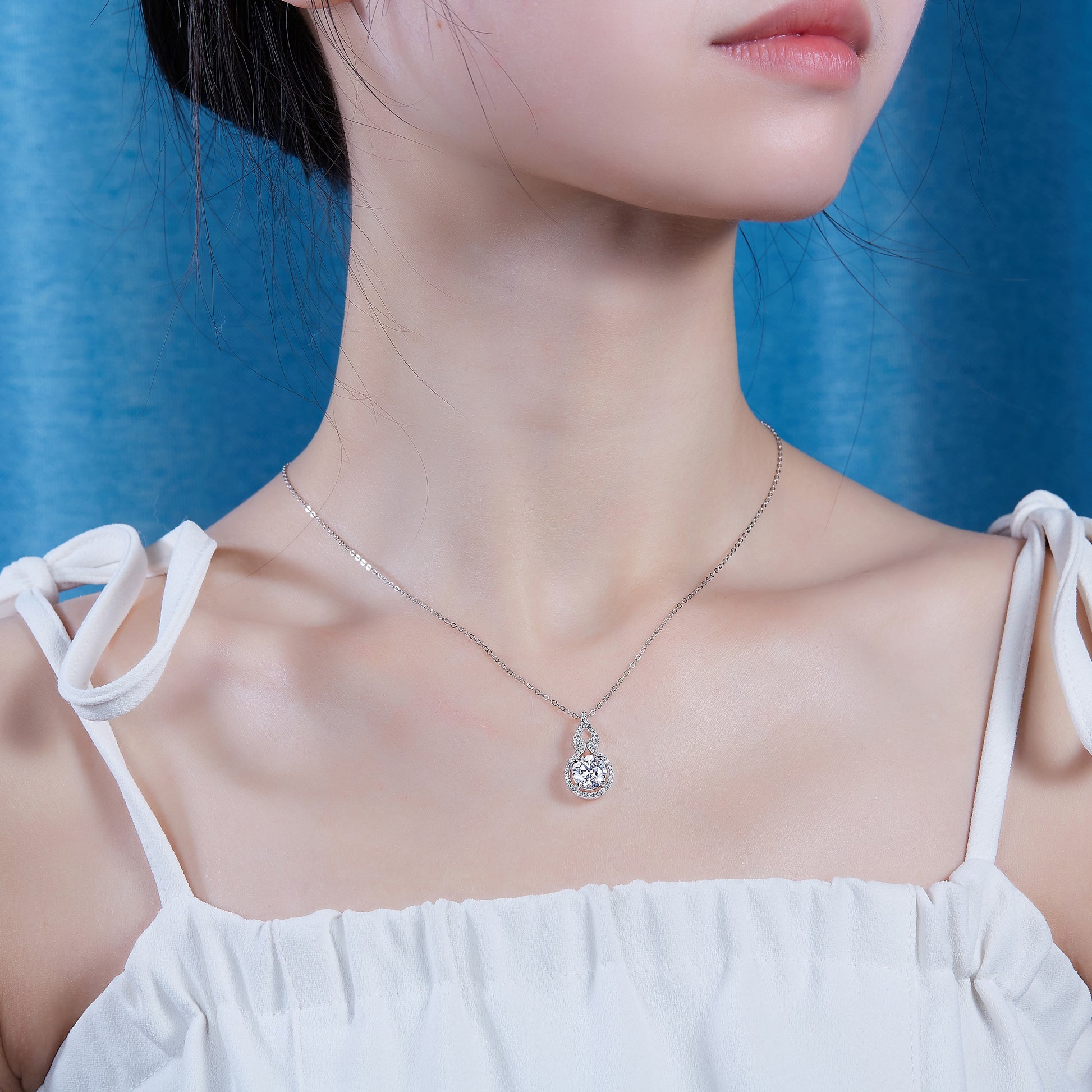 Curve - A Fashionable And Luxurious Diamond Jewelry Pendant Set