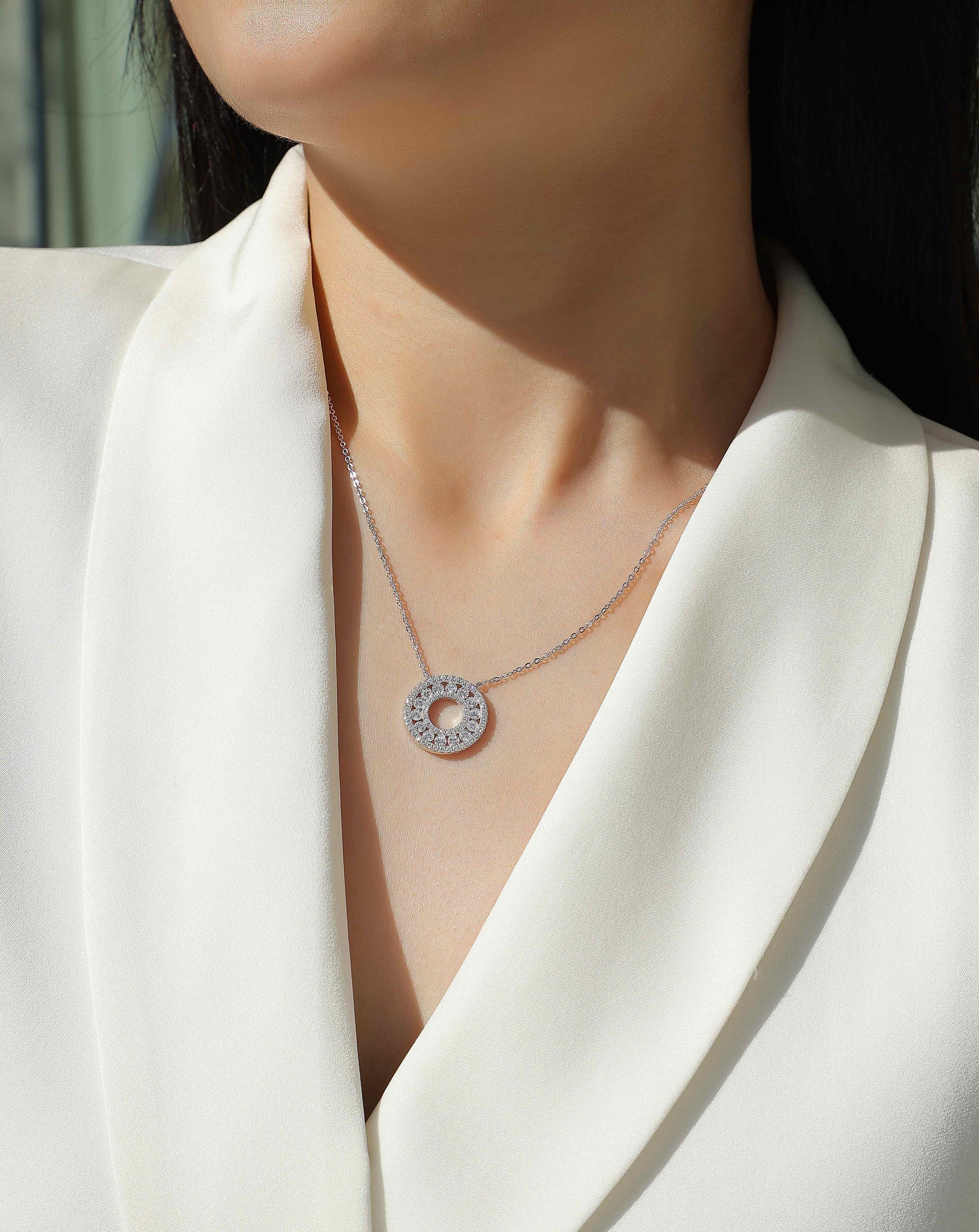 Reciprocating - A Fashionable And Luxurious Diamond Jewelry Pendant Set